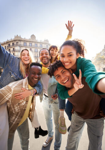 Program umożliwia nawiązywanie relacji z ludźmi z różnych krajów i środowisk. Międzynarodowe znajomości często przeradzają się w długotrwałą współpracę lub przyjaźnie.