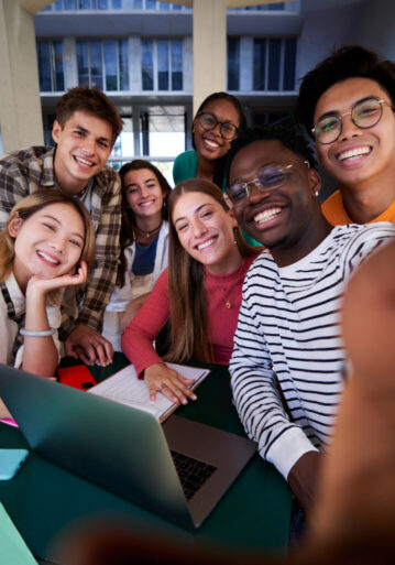 Udział w Erasmus+ pozwala uczyć się lub pracować w innym kraju, poznając nowe kultury, style pracy i sposoby myślenia. To realne doświadczenie, które wyróżnia na rynku pracy.